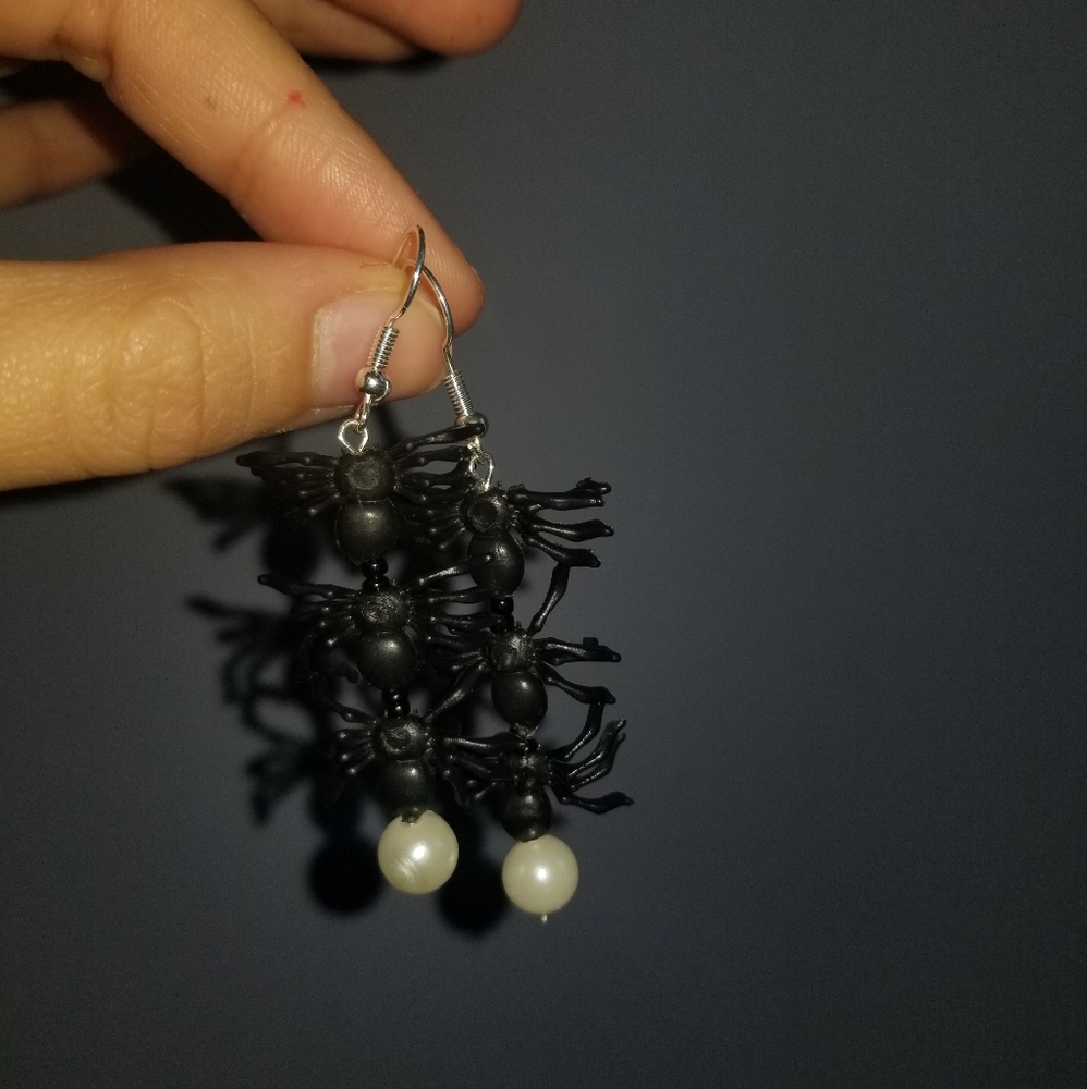 SUPER CUTE SPIDER PEARL EARRINGS